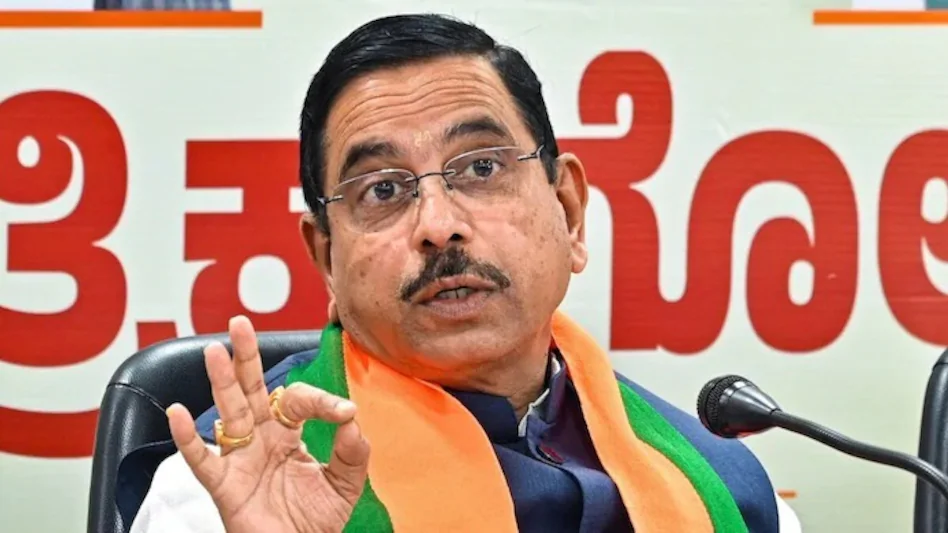 धर्मेंद्र प्रधान के इस्तीफे के बाद प्रह्लाद जोशी को शिक्षा मंत्रालय का अतिरिक्त प्रभार सौंपा गया है.