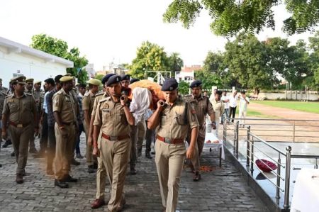 आज दिनांक 25.07.2026 को थाना धाता पर नियुक्त मुख्य आरक्षी स्वर्गीय रामप्रवेश का सड़क दुर्घटना में दुःखद निधन हो गया।