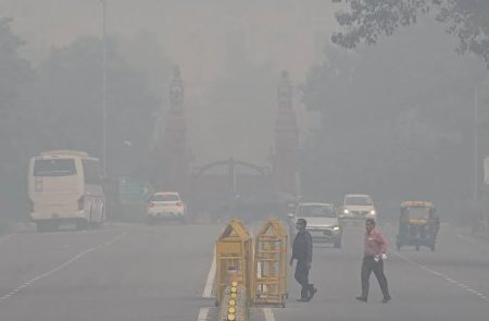दिल्ली-एनसीआर की हवा फिर खराब होने लगी है, यहाँ वायु गुणवत्ता सूचकांक (AQI) 200 के पार पहुँच गया है।